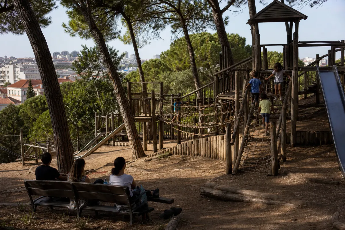 Crianças num parque de aventura de madeira em Lisboa